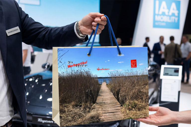 mit KI-Unterstützung dargestellt. Luxus-Papiertasche